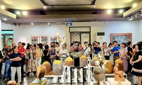 Thưởng lãm hơn 100 tác phẩm Điêu khắc – Đồ hoạ và Mỹ thuật ứng dụng