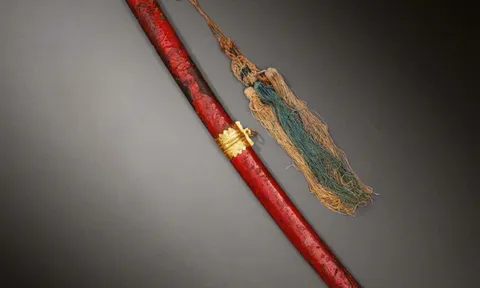 Đấu Giá Kiếm Vàng Hoàng Gia Việt Nam Thế Kỷ XIX Giá 1.8 Tỷ