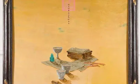 TĨNH VẬT TRÊN NỀN VÀNG – BIẾN TẤU SƠN MÀI HIỆN ĐẠI MANG HƠI HƯỚNG CỔ ĐIỂN