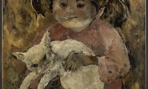 VĂN ĐEN – CÔ BÉ VÀ CON MÈO: MỘT PHÚT NHẸ NHÀNG GIỮA KHÔNG GIAN SƠN MÀI