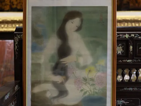 NÉT THIẾU NỮ QUA LỤA NĂNG HIỂN – KHOẢNH KHẮC TĨNH TẠI GIỮA HƯ VÔ