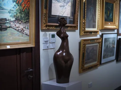 LƯU THANH LAN VÀ NGÔN NGỮ ĐIÊU KHẮC CỦA SỰ AN NHIÊN