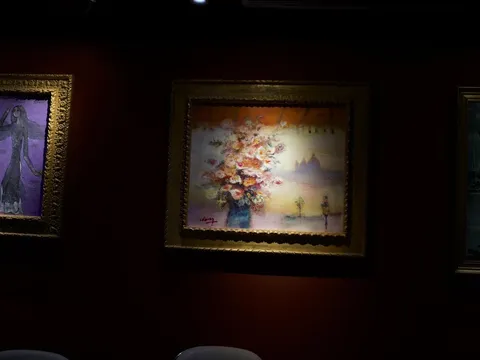 JEAN VOLANG (1921–2005) – SẮC HOA VÀ HÌNH BÓNG THIẾU NỮ TRONG MỘT KHÔNG GIAN Á ĐÔNG RỰC RỠ