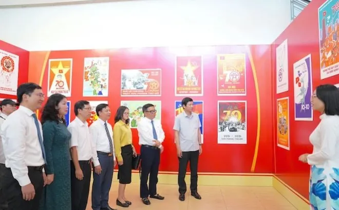 300 tác giả tham gia cuộc thi sáng tác tranh cổ động về Ngày Giải phóng Thủ đô