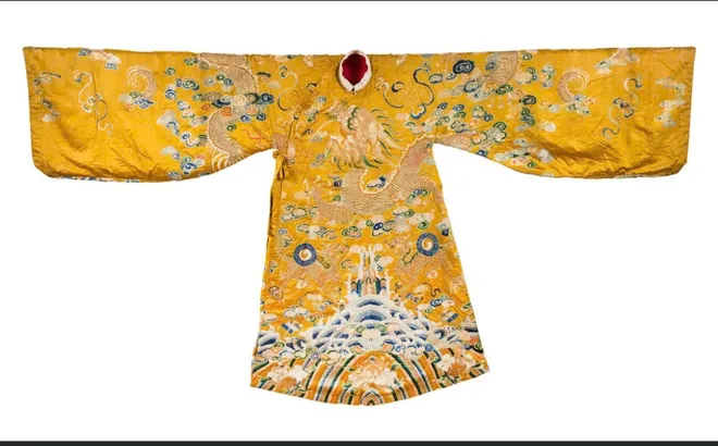 Áo Hoàng Gia Nhà Nguyễn Đấu Giá Tại Pháp