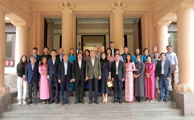 Sáng Chủ nhật, ngày 16 tháng 11 năm 2025, Tổng Bí thư Tô Lâm cùng Phu nhân Ngô Phương Ly đã đến thăm Bảo tàng Mỹ thuật Việt Nam và tham quan Triển lãm "100 năm Mỹ thuật Hiện đại".